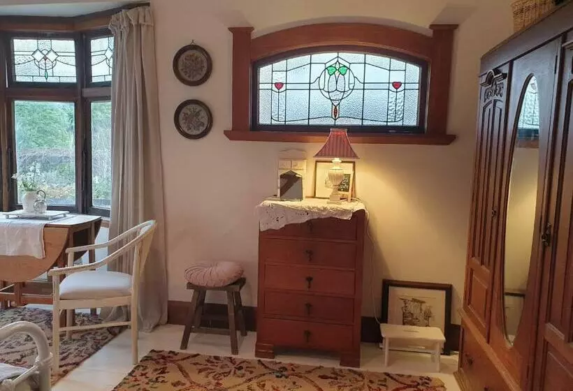 ペンション Cabins On Tudor Bed & Breakfast