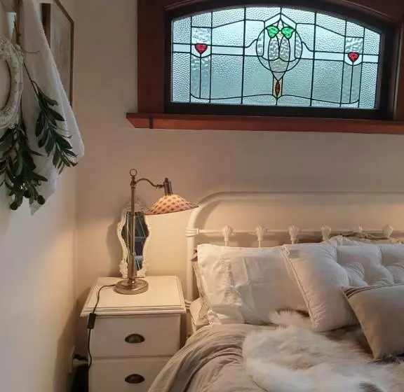 ペンション Cabins On Tudor Bed & Breakfast