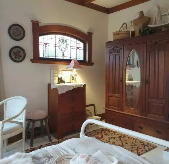 ペンション Cabins On Tudor Bed & Breakfast