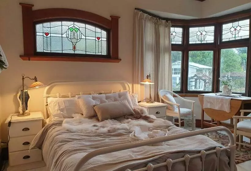 ペンション Cabins On Tudor Bed & Breakfast