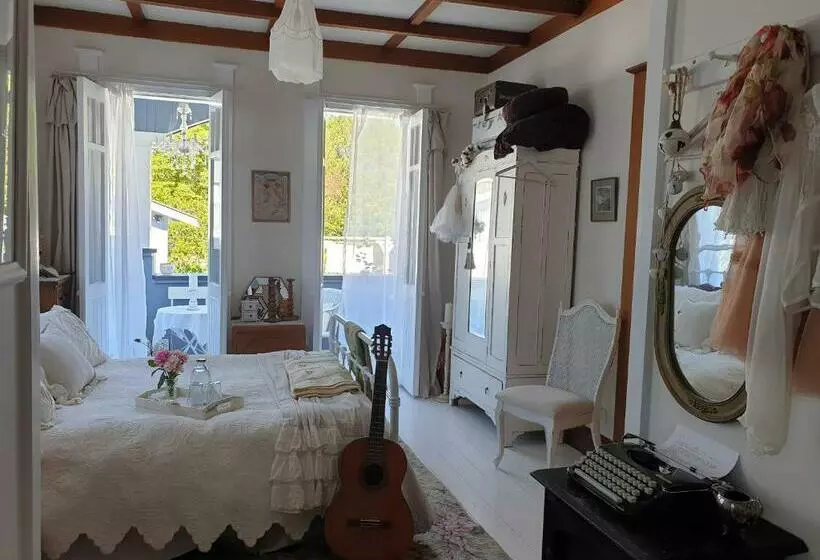 ペンション Cabins On Tudor Bed & Breakfast