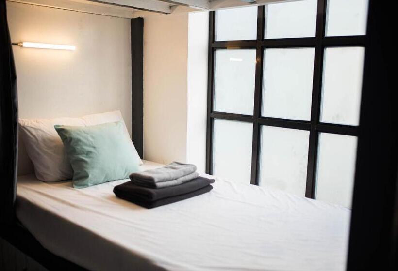 Avisala Hostel Coron