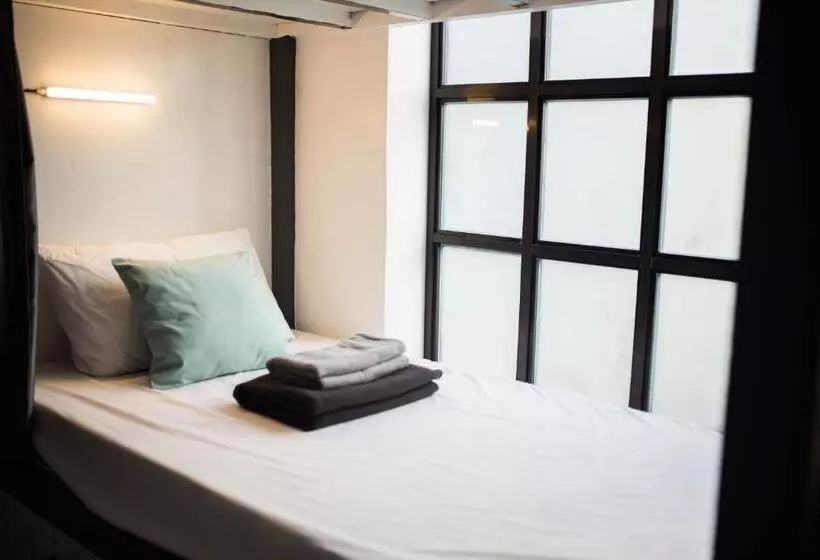 Avisala Hostel Coron