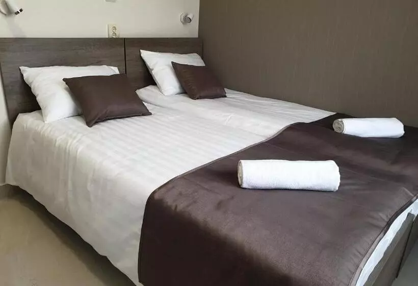 Aamiaismajoitus (B&B) Familia Panzió & Apartmanház Győr