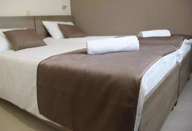 Aamiaismajoitus (B&B) Familia Panzió & Apartmanház Győr