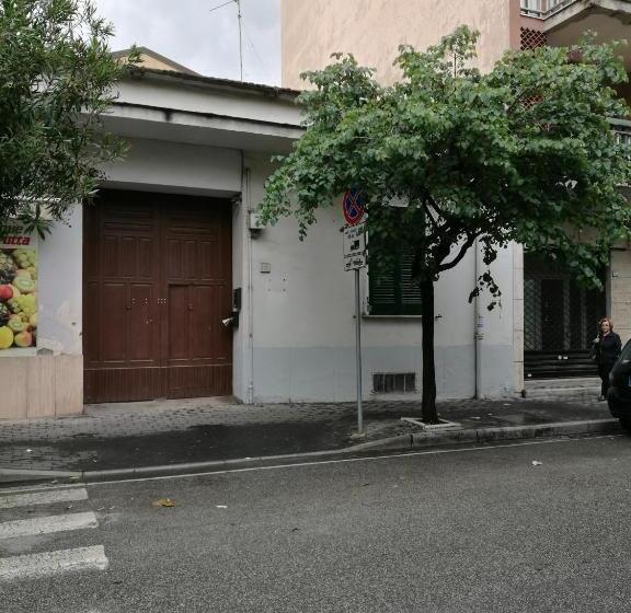 تختخواب و صبحانه Same As Home