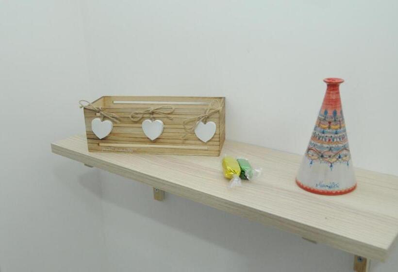 تختخواب و صبحانه Same As Home