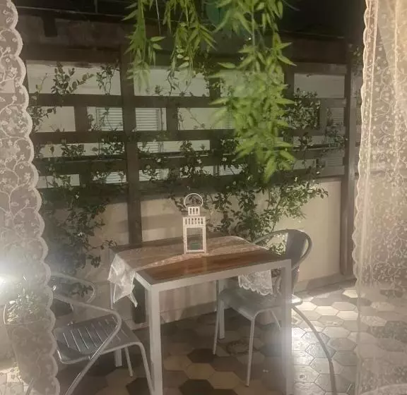 تختخواب و صبحانه Pompei Terafi Home