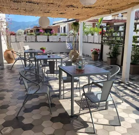 تختخواب و صبحانه Pompei Terafi Home