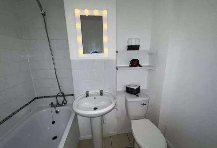 Impeccable 2 Bed Apartment In Grays London