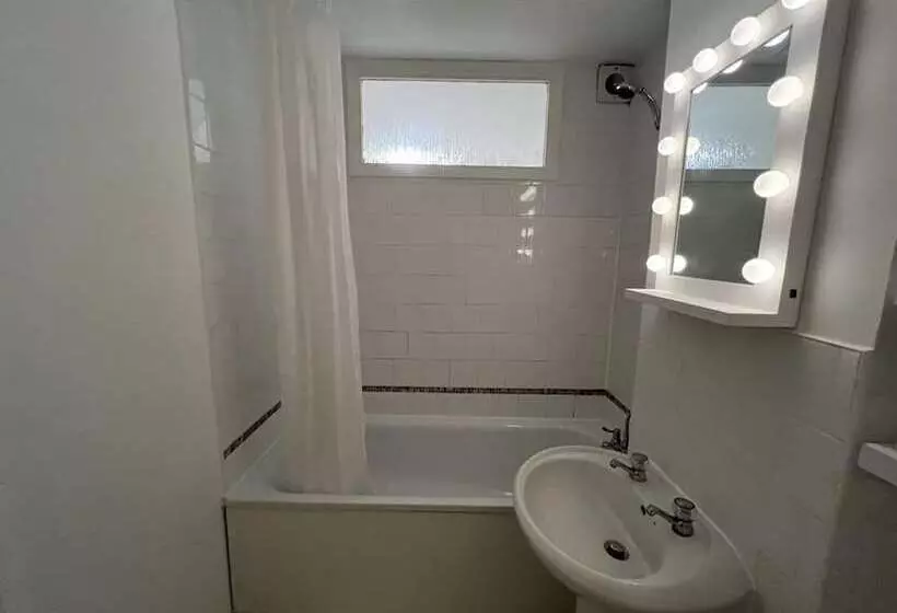 Impeccable 2 Bed Apartment In Grays London