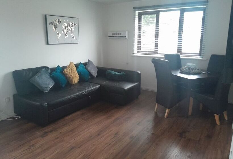 Impeccable 2 Bed Apartment In Grays London