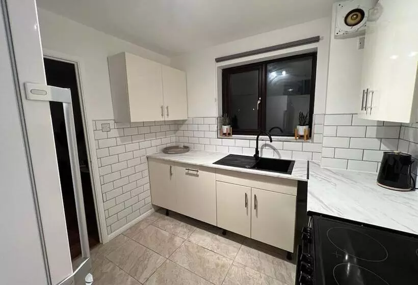 Impeccable 2 Bed Apartment In Grays London