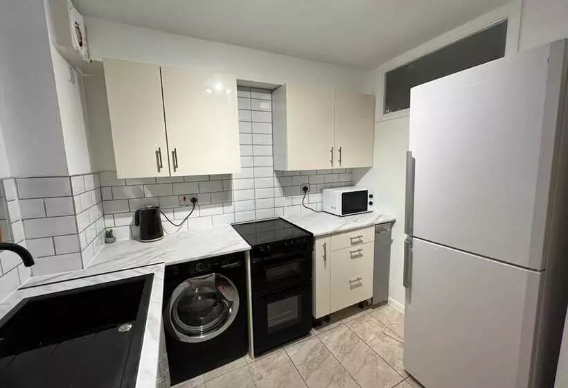 Impeccable 2 Bed Apartment In Grays London