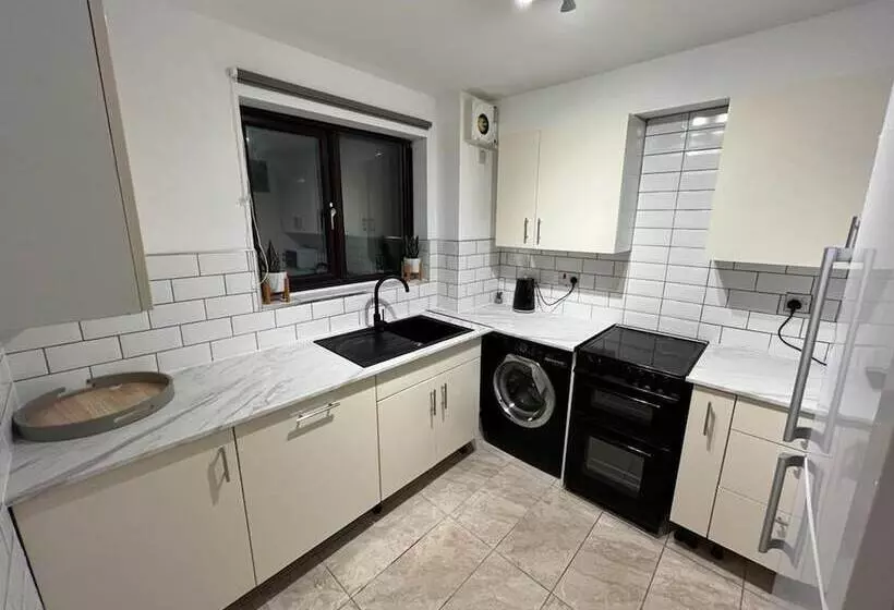 Impeccable 2 Bed Apartment In Grays London