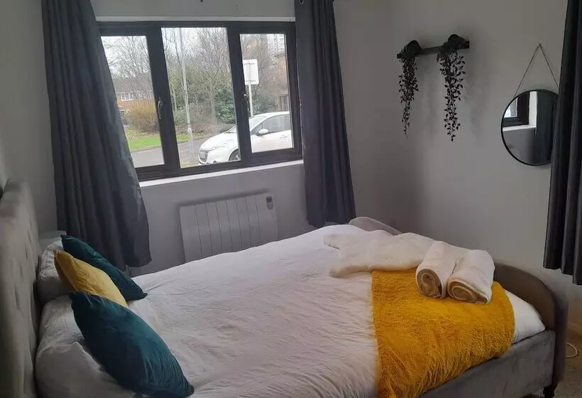 Impeccable 2 Bed Apartment In Grays London