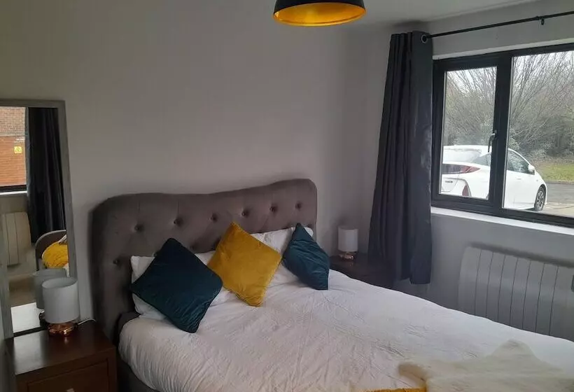 Impeccable 2 Bed Apartment In Grays London