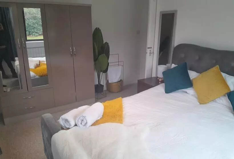 Impeccable 2 Bed Apartment In Grays London