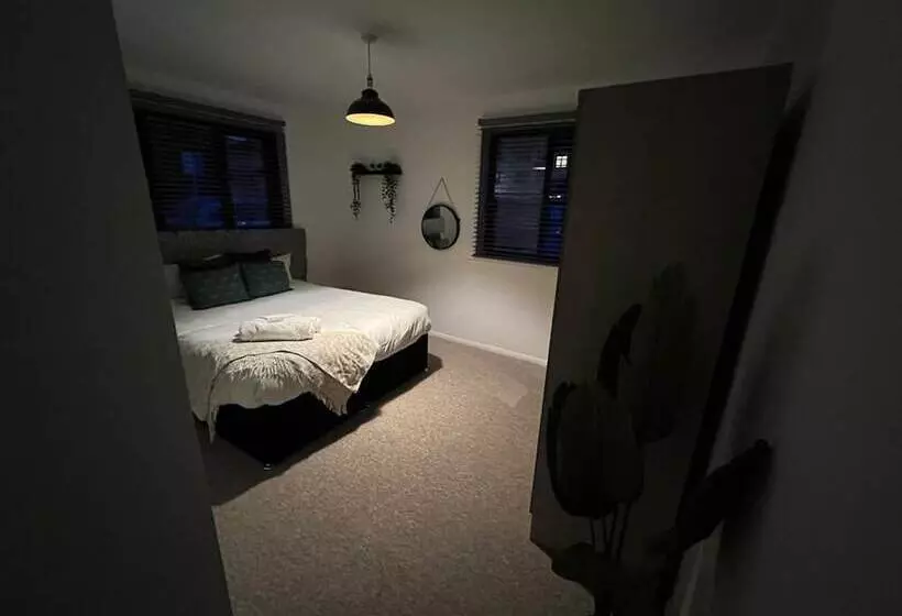 Impeccable 2 Bed Apartment In Grays London