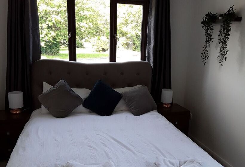 Impeccable 2 Bed Apartment In Grays London