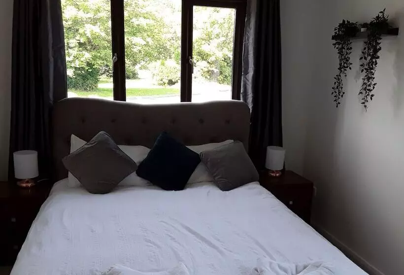 Impeccable 2 Bed Apartment In Grays London