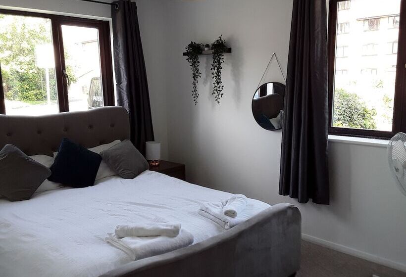 Impeccable 2 Bed Apartment In Grays London