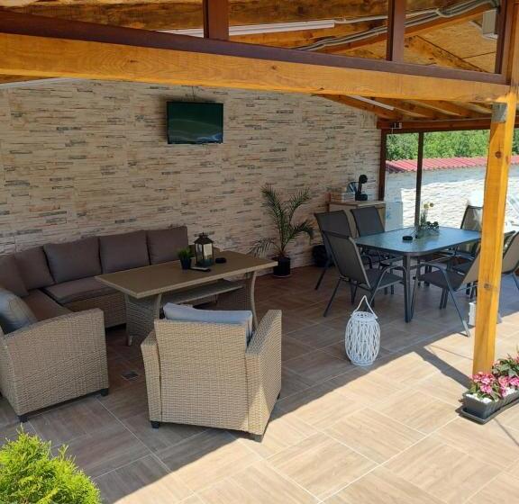 Pensão къща карби