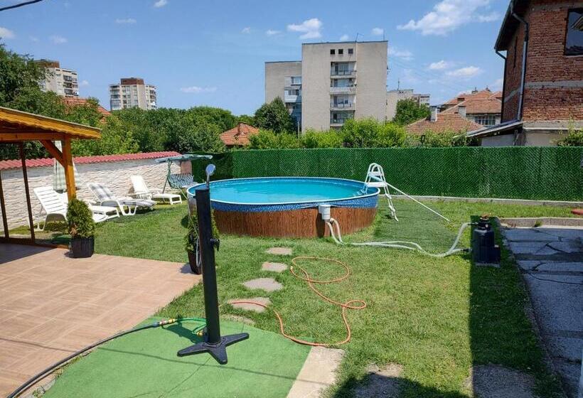 Pensão къща карби