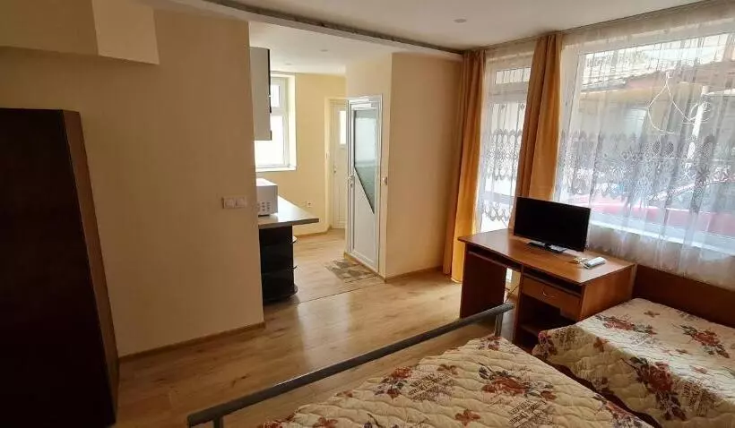 ペンション Fema Guest House