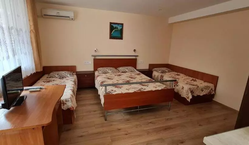 ペンション Fema Guest House