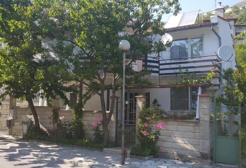 پانسیون Fema Guest House