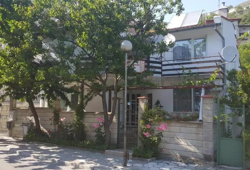 ペンション Fema Guest House