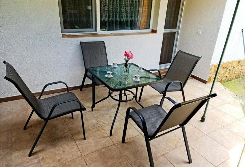 پانسیون Fema Guest House