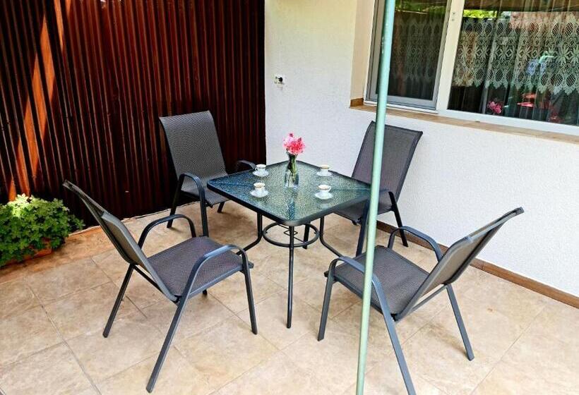 پانسیون Fema Guest House