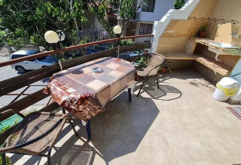 ペンション Fema Guest House