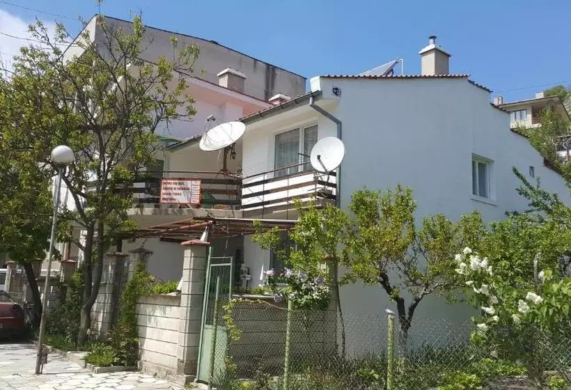 ペンション Fema Guest House