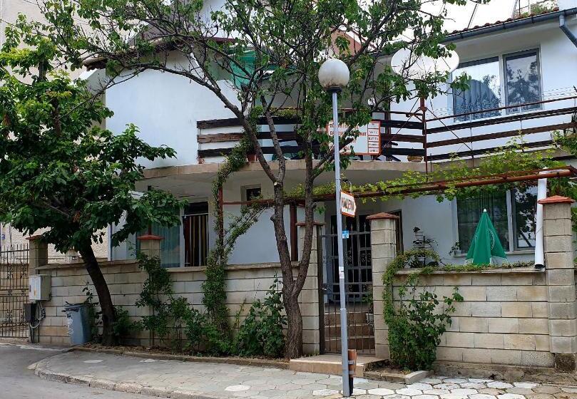 پانسیون Fema Guest House