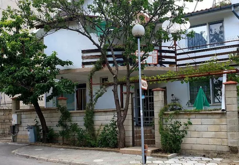 ペンション Fema Guest House