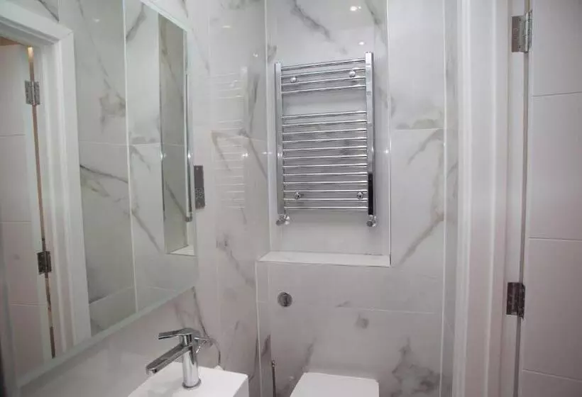 Majatalo Goldbeaters House