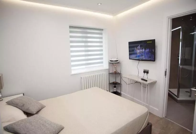 Majatalo Goldbeaters House