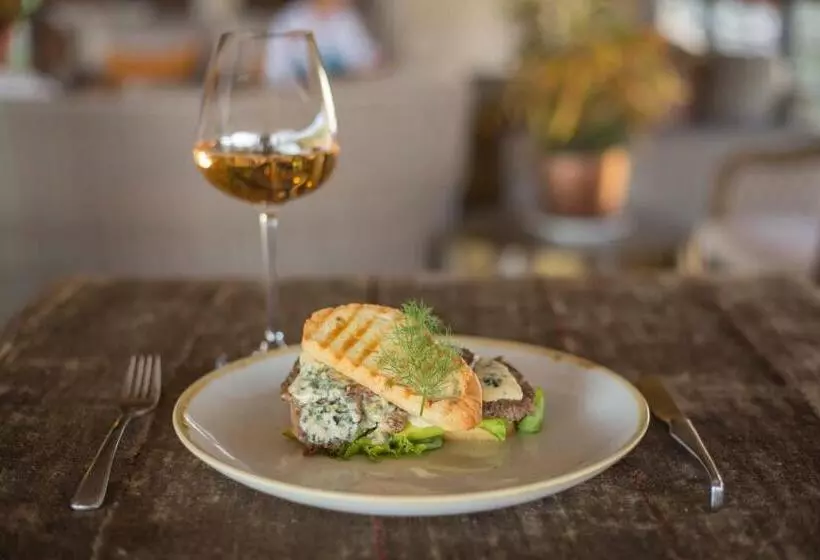 هتل Victoria Falls Safari Club