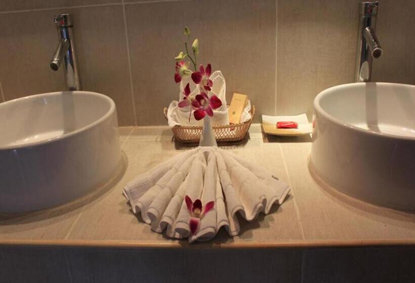 The Waterfront Hotel At Fishermans Village