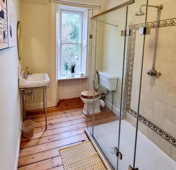 Luxury 5 Bed Villa   Winfields House