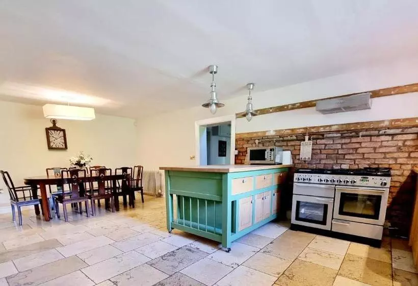 Luxury 5 Bed Villa   Winfields House