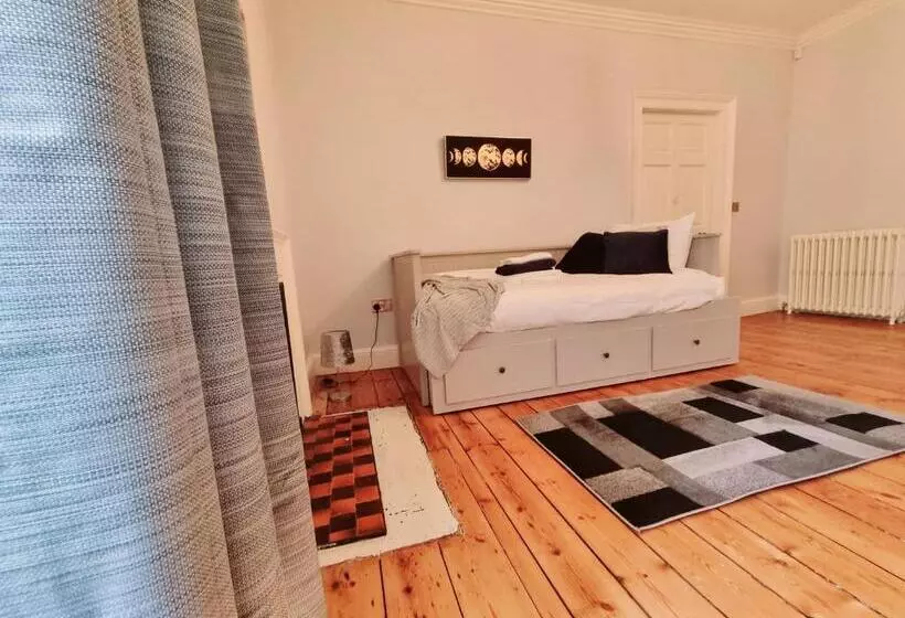 Luxury 5 Bed Villa   Winfields House