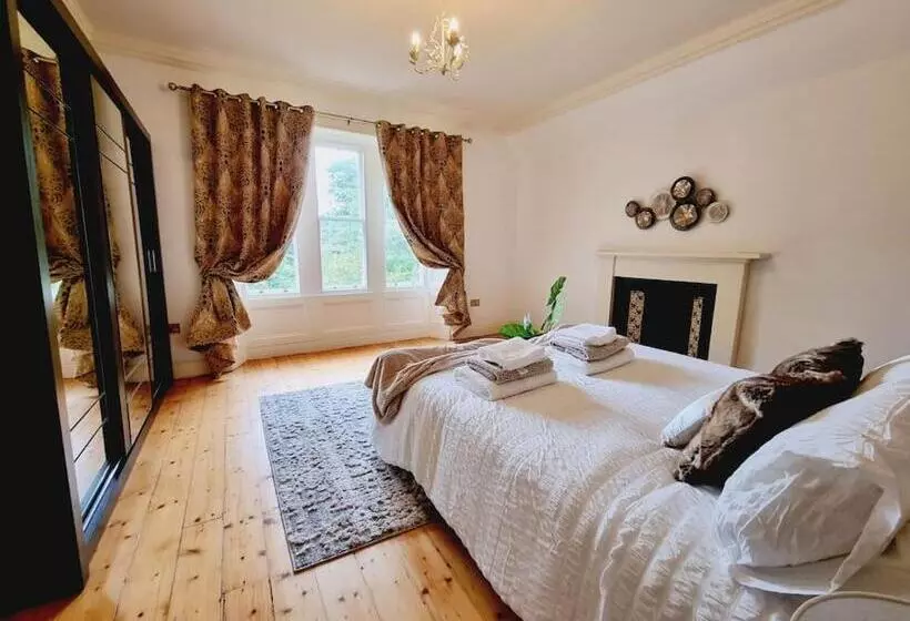 Luxury 5 Bed Villa   Winfields House