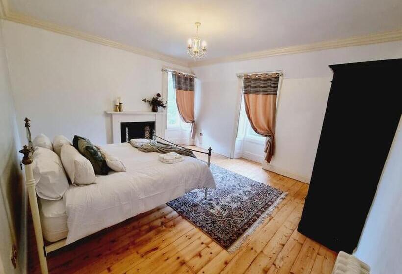 Luxury 5 Bed Villa   Winfields House