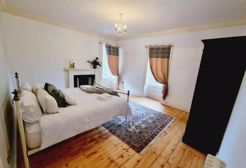 Luxury 5 Bed Villa   Winfields House