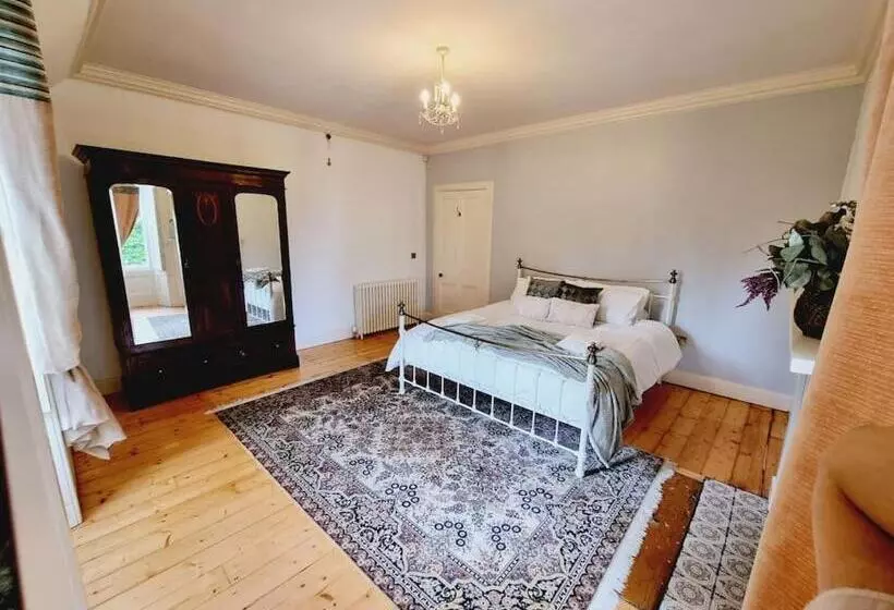 Luxury 5 Bed Villa   Winfields House