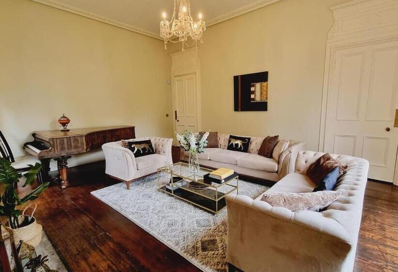 Luxury 5 Bed Villa   Winfields House